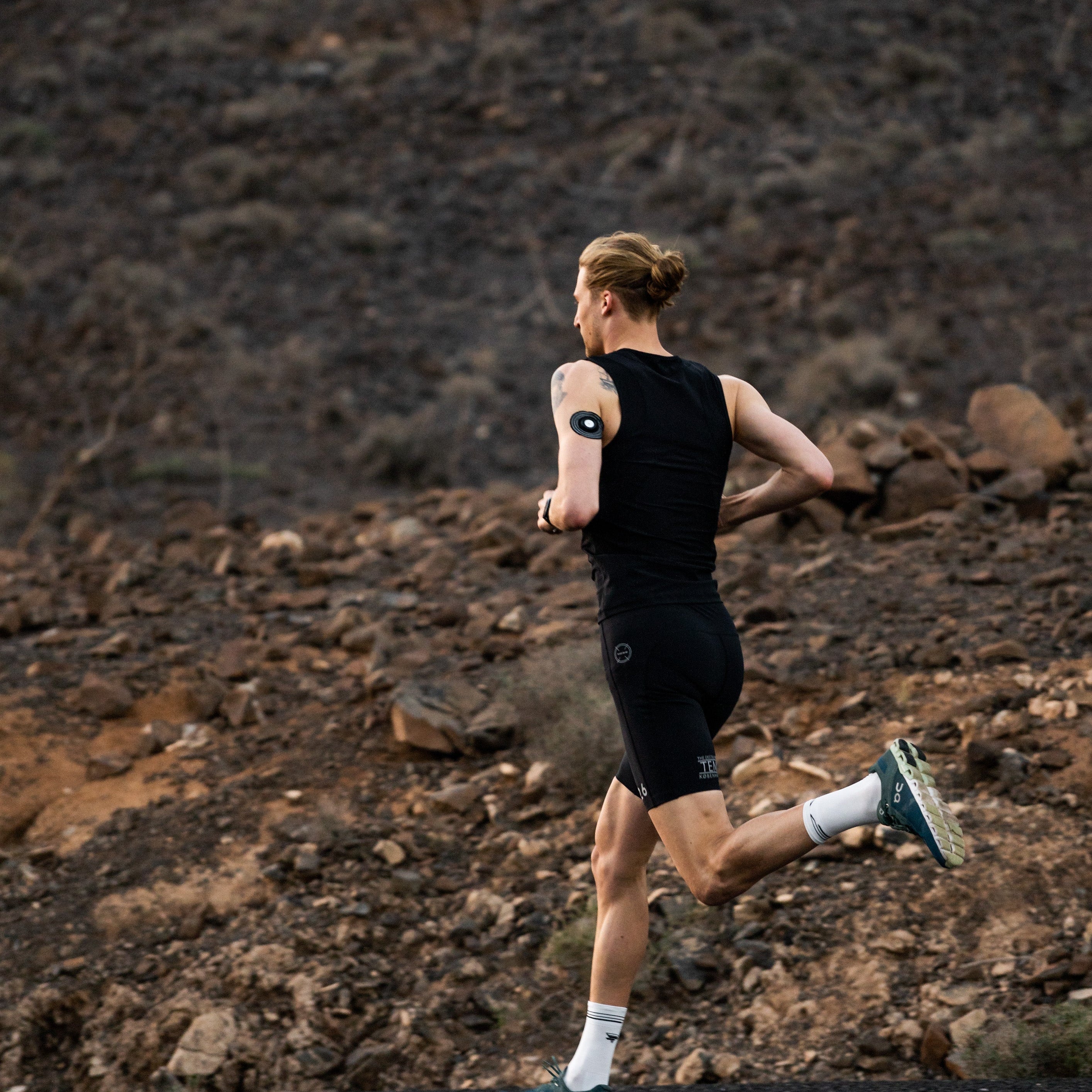 "Enhance your running performance with the Fe226 Muscle Activator Running Short Tight. Designed to support and activate your muscles, this running short tight helps you run better, faster, and become a stronger runner. Elevate your training with Fe226."