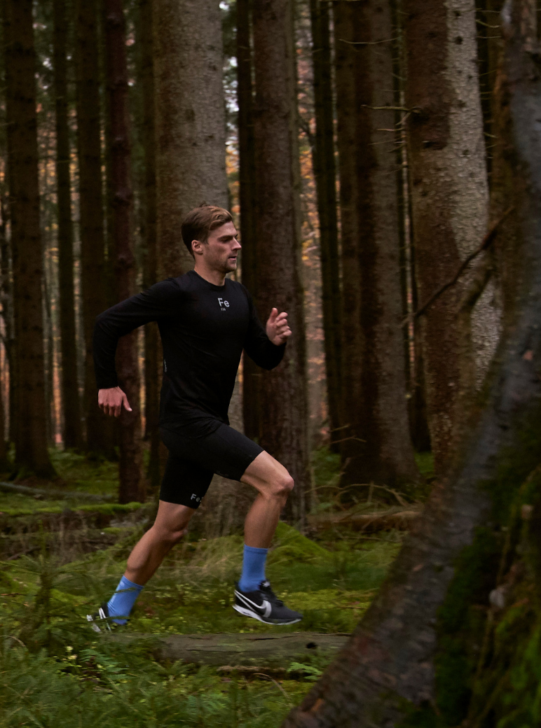 THE Fe226 Short Running Tight: Super-soft fabric with two side pockets for smartphone, gel or keys. The light-compressive fabric provides muscle support. The soft brushed inner side keeps you warm and run more comfortable. Reflective prints keep you visible in the dark. Our best high quality favorite running tight
