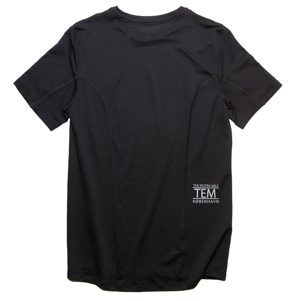 "The Black Running Shirt from Fe226 boasts the perfect fit, earning it the title of "the perfect running t-shirt" by Runner's World magazine. Crafted with Fe226's signature perfect fit technology, this short-sleeved running shirt is designed specifically for runners, ensuring optimal comfort and performance."