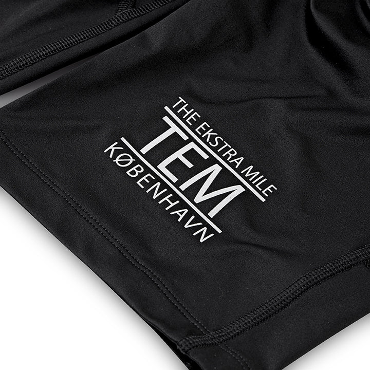 THE Fe226 Short Running Tight: Super-soft fabric with two side pockets for smartphone, gel or keys. The light-compressive fabric provides muscle support. The soft brushed inner side keeps you warm and run more comfortable. Reflective prints keep you visible in the dark. Our best high quality favorite running tight