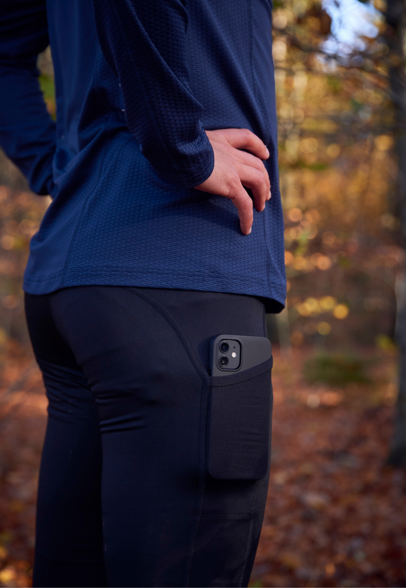The Fe226 Long Running Tight is made in europe in high quality. For autumn, winter and spring runs and a high temperature range. Thin high tech fabric will keep you warm and dry without restraining your movement. Side pockets for your smart phone, keys etc. Perfect long tight for training. Odour free and anti-bacterial