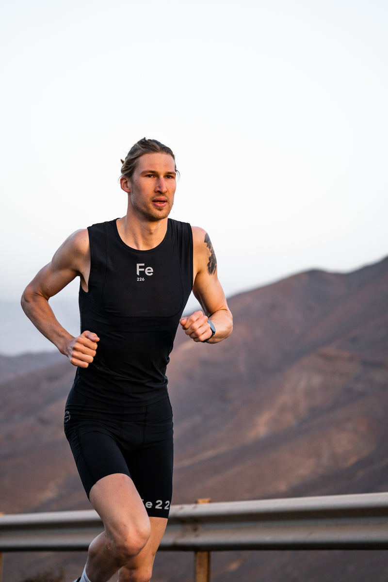 "Enhance your running performance with the Fe226 Perfect Posture Running Top. Designed to support your core and shoulders, it improves breathing, reduces shoulder tension, and minimizes side drop and swing. Experience improved power transmission from your core to hip flexors, allowing you to run faster and better. Elevate your runs with Fe226."