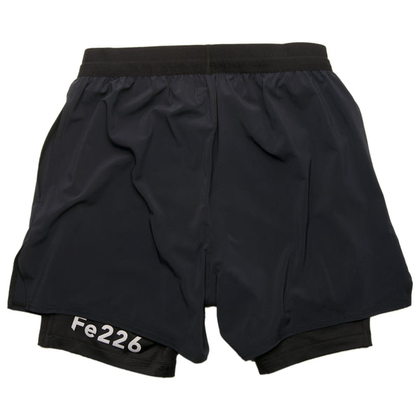 Discover the Fe226 2-in-1 running short, boasting a luxuriously comfortable odor-free inner layer and a premium outer short. Equipped with spacious side pockets to conveniently hold your smartphone, keys, and cards, it's ideal for marathon, half marathon, triathlon, training runs, and all your running endeavors.