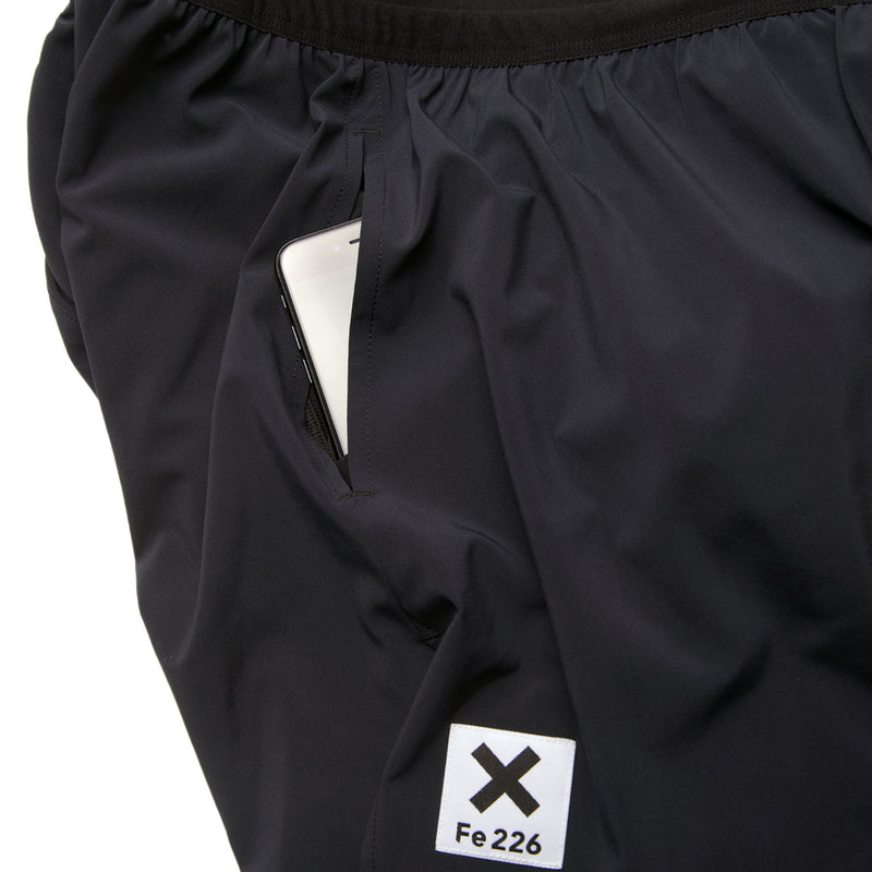 The Fe226 2-in-1 running short features a super comfortable odourless inner short amd a high quality outer short. Roomy side pockets to store your smartphone, keys and cards. Perfect for marathon, half marathon, triathlon, training runs and running exercise.