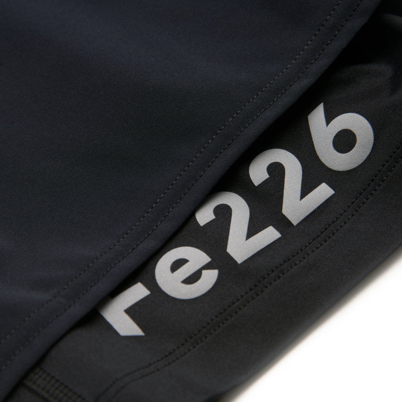 Discover the innovative Fe226 2-in-1 running short, combining a supremely comfortable odor-neutralizing inner layer with a top-tier outer short crafted from premium materials. With spacious side pockets ideal for stashing your smartphone, keys, and cards, this versatile garment is an ideal companion for marathon, half marathon, triathlon, training runs, and all your running endeavors.