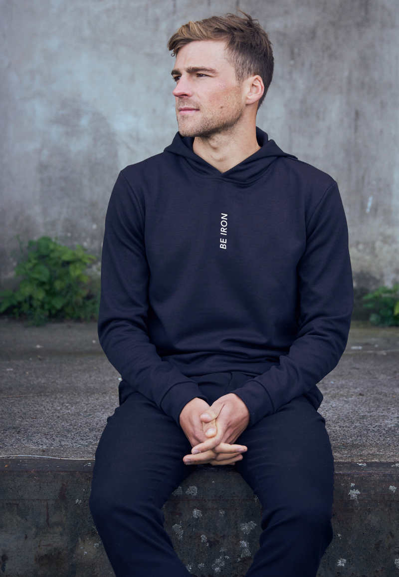 The Fe226 BE IRON Hoodie is responsibly produced in Europe to make you look good. And fit - no baggy parts here, it is rather snug fit. The high quality Poly-cotton fabric feels super soft and is one of the most advanced from fashion industry and always stays in shape. You don't have to worry about this, it will always look good on you, keeps its shape and form even after years of use.