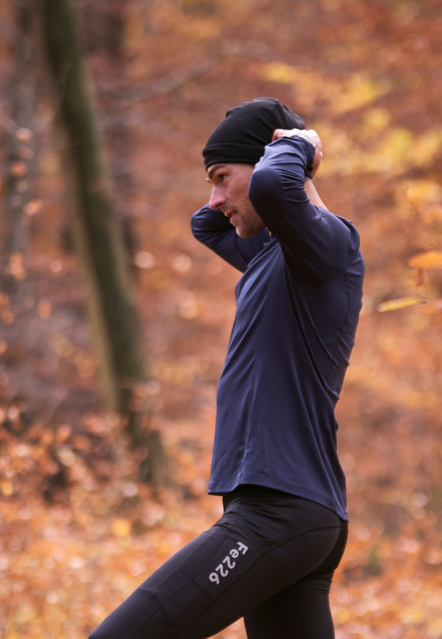 This merino wool beanie is 100% organic, naturally antibacterial, odourless, quickdry, temperature-regulating. The Fe226 beanie is guaranteed to be your headwarmer for running and cycling in any weather condition. Fold to warm your ears with three layers of wool. It is thin enough to be worn under your cycling helmet as well. 