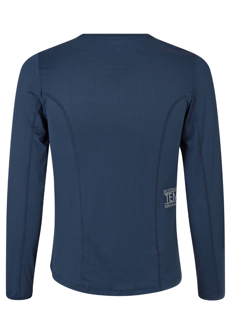 Fe226 THE Long Sleeve Running Shirt. Fe226 perfect fit was named "the perfect running t-shirt" by Runner's Worlds mag. THE long sleeved Running Shirt for autumn, winter, spring running training, marathon running, triathlon training, everyday run or even everyday use. Odourless, functional, comfortable, high quality