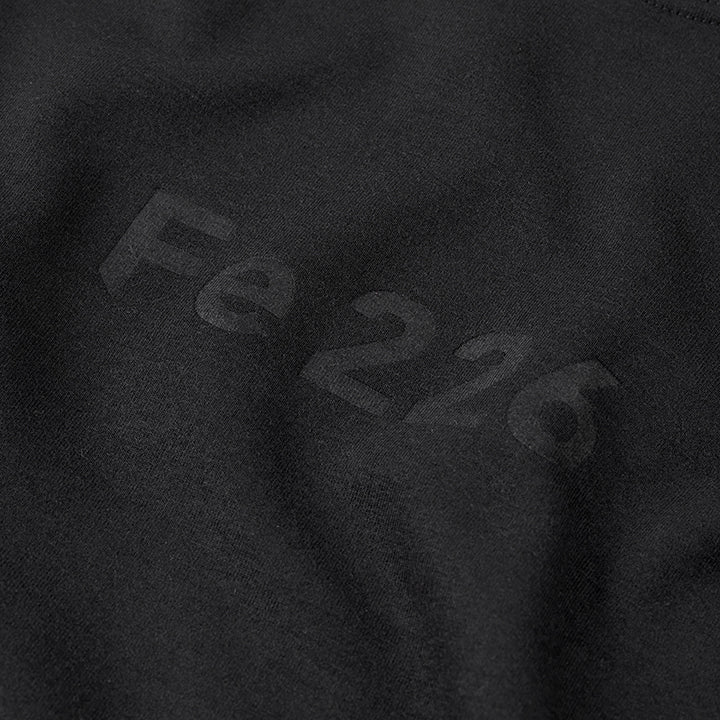 Show your identity as an endurance sport person in a subtle way! The Fe226 Crewneck Sweatshirt is responsibly manufactured in Europe to make you feel good and look fit. The high quality poly-cotton fabric will always stay in shape. The design is slimfit and sportive with a subtle, über-cool embossed logo.