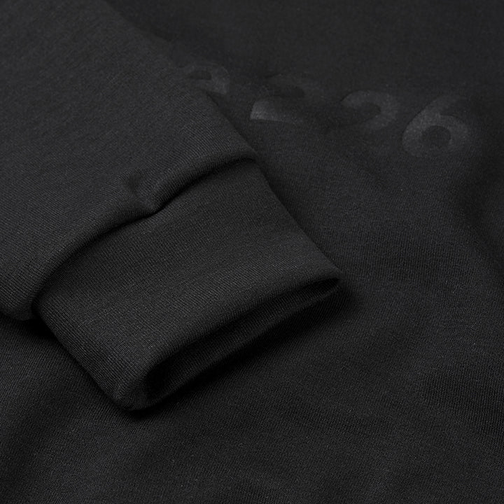 Show your identity as an endurance sport person in a subtle way! The Fe226 Crewneck Sweatshirt is responsibly manufactured in Europe to make you feel good and look fit. The high quality poly-cotton fabric will always stay in shape. The design is slimfit and sportive with a subtle, über-cool embossed logo.