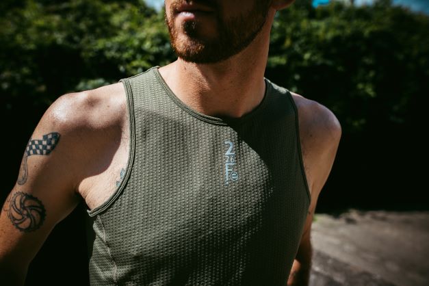 With unique Fe226 perfect-fit four-panel construction, we made THE RUNNING SINGLET light, quick drying and ventilated. The Running Singlet is odour-free. Wash less