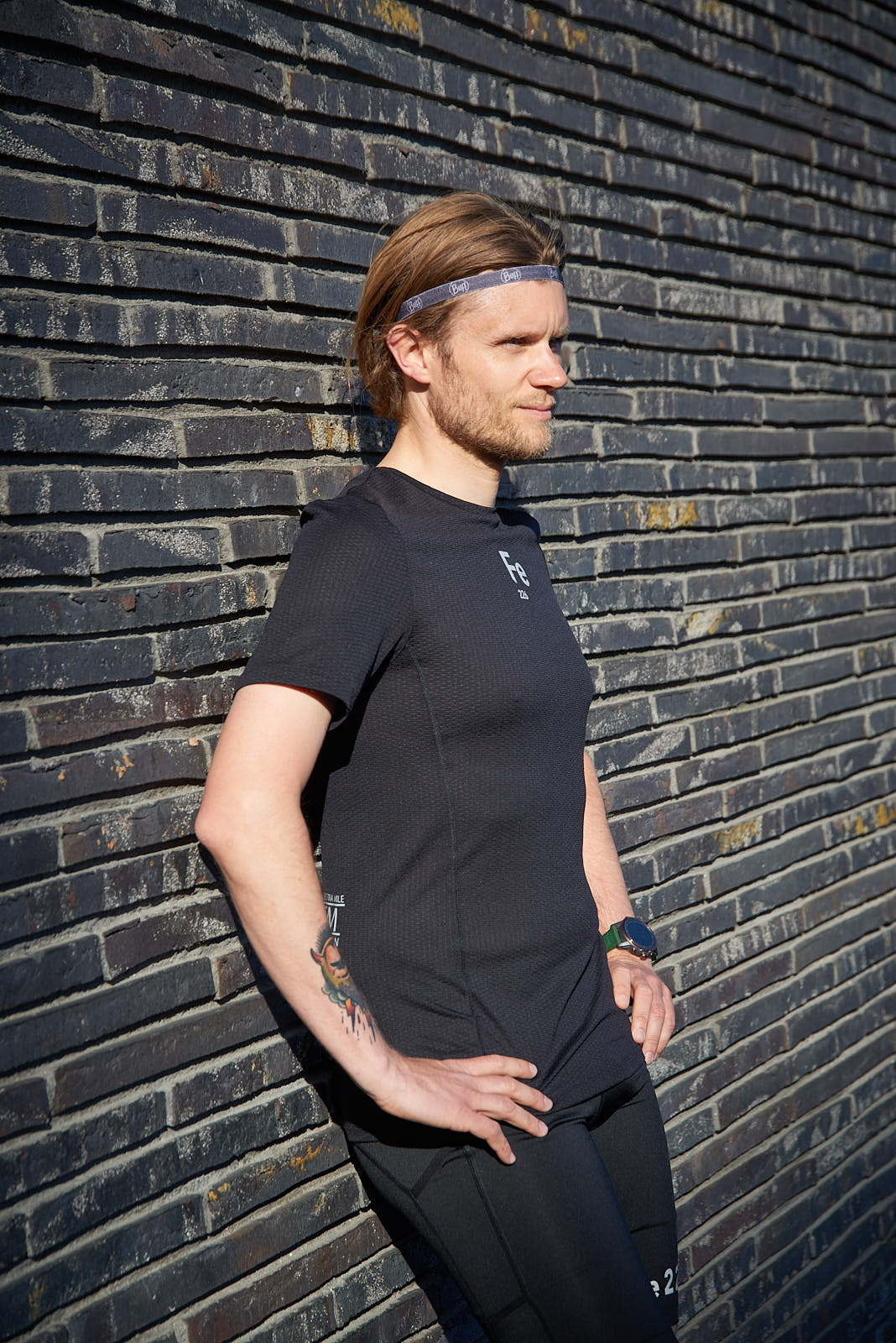 "Fe226 presents THE black Running Shirt, hailed as "the perfect running t-shirt" by Runner's World magazine, thanks to its Fe226 perfect fit technology. This short-sleeved running shirt is ideal for various activities, including running training, marathon, half-marathon, and triathlon training, as well as everyday runs or casual wear. Featuring odorless, functional, and high-quality materials, it ensures maximum comfort and performance."