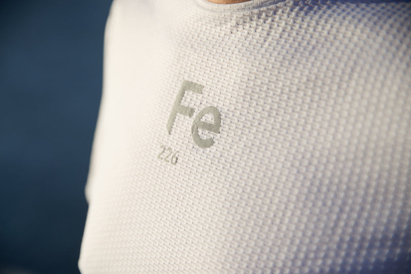 The mesh like structure of Fe226 Base Layer with short sleeves keeps warm, comfortable and dry while running and cycling in autumn, winter and spring when the weather is cold. Waer as underwear with cycling jacket, cycling jersey or running jacket