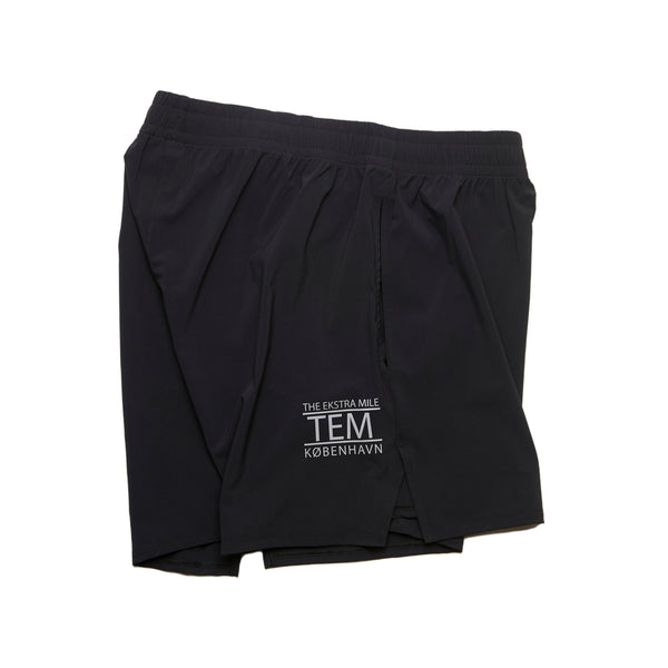 THE Fe226 Outer Running Short: High quality, super light-weight. Easy access to the side pockets of your Fe226 tight. It is odour-less, quick-dry and sweat-wicking. Reflective logos for maximum visibility. Wear with The Fe226 Short Running Tight, The Fe226 Long Running Tight, The Fe226 Muscle Activator Running Tight